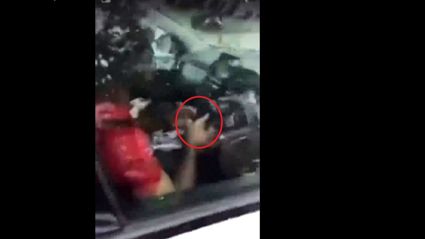 Salah, con el m&oacute;vil en pleno atasco