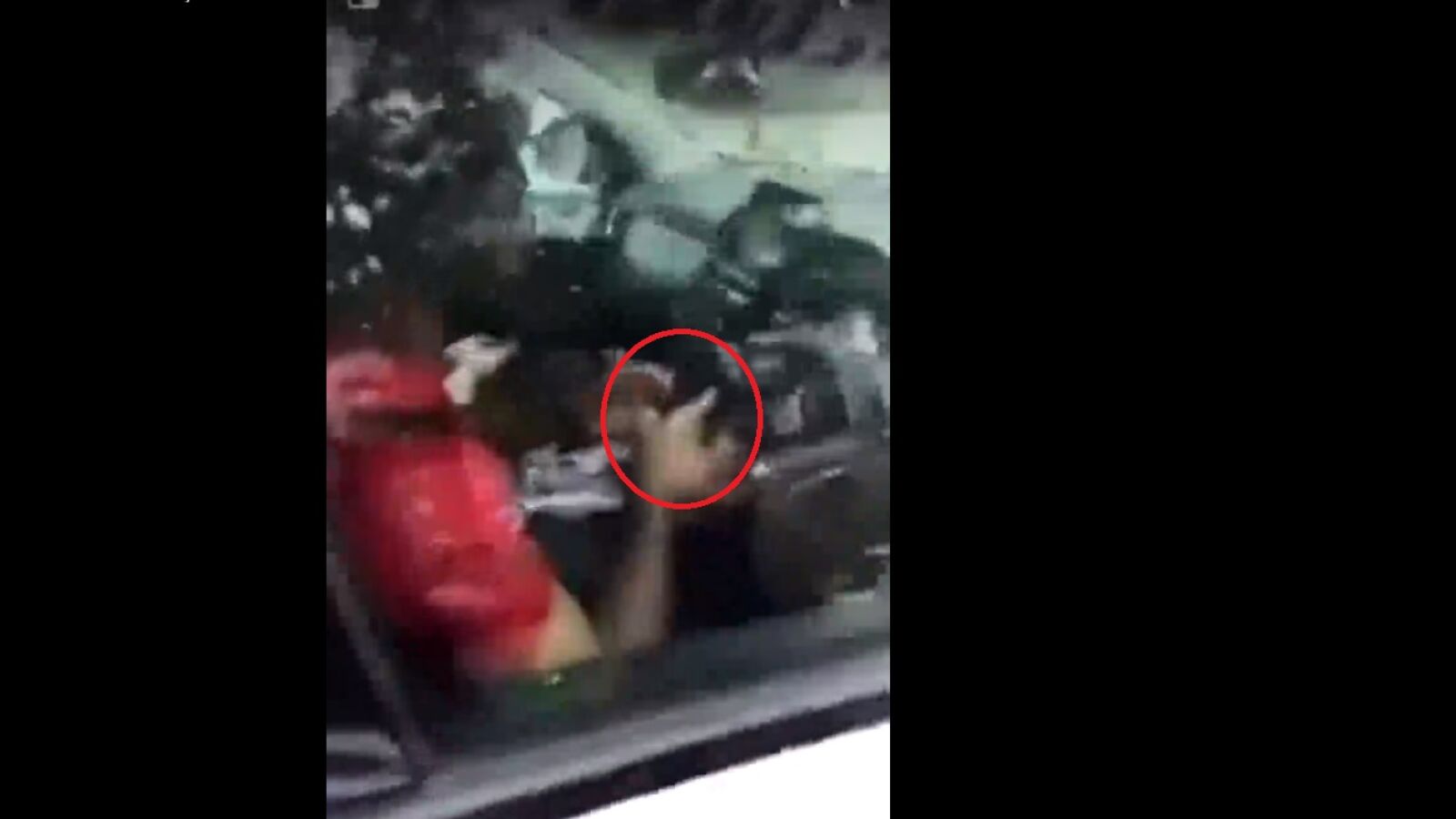 Salah, con el m&oacute;vil en pleno atasco