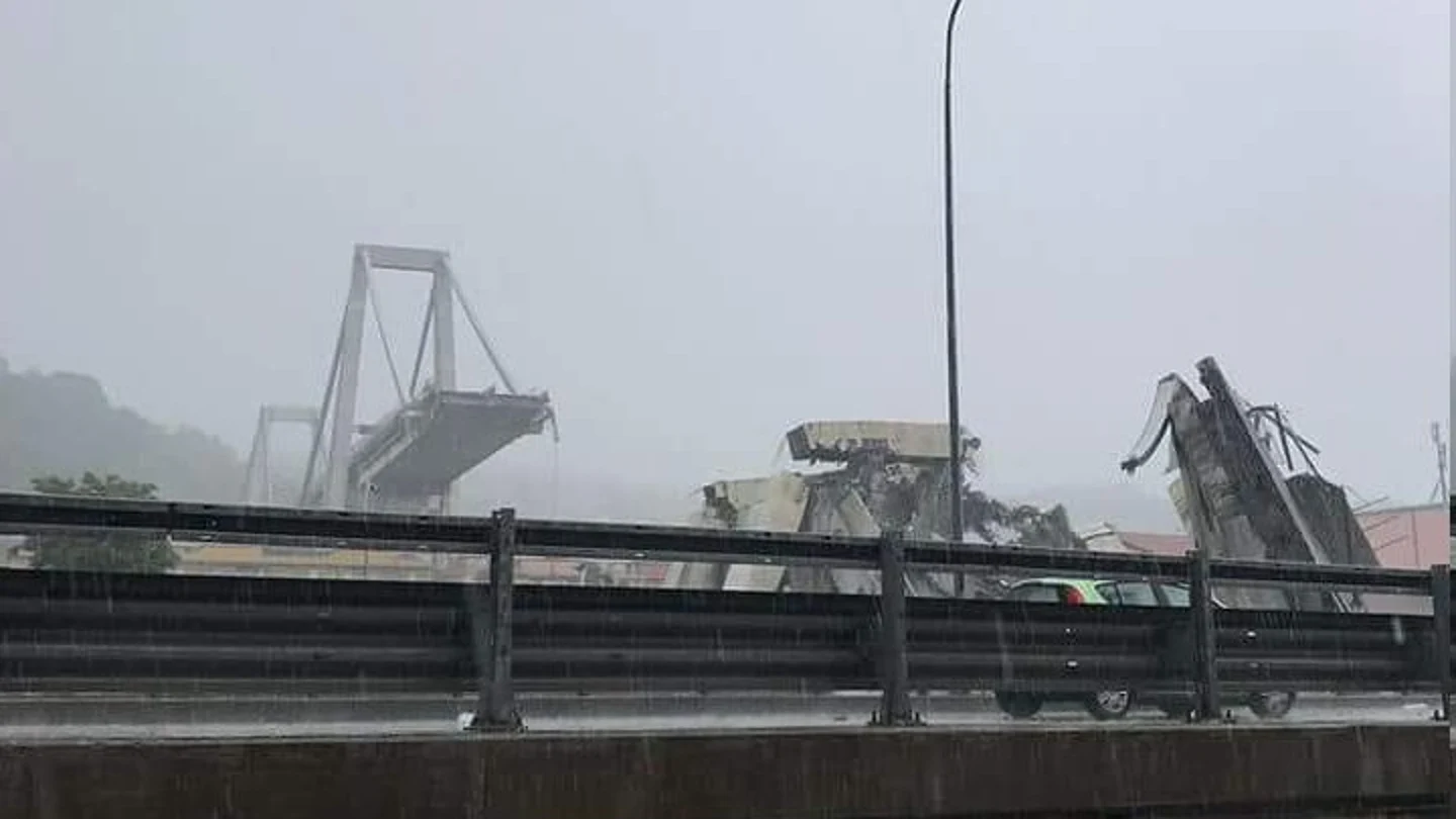 Colapso parcial del puente, que se ha venido abajo en una zona urbana Colapso parcial del puente, que se ha venido abajo en una zona urbana