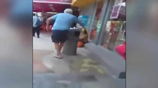 Hombre intentando atacar con ácido a una niña Hombre intentando atacar con ácido a una niña