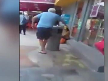 Hombre intentando atacar con ácido a una niña Hombre intentando atacar con ácido a una niña