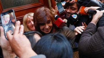 Cristina Fernández ante los medios tras salir de su domicilio