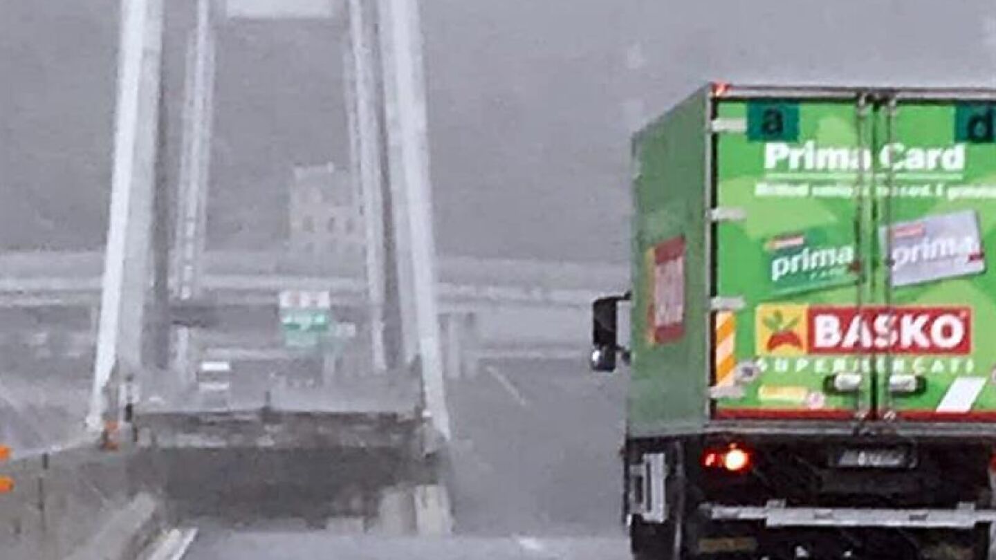 Vista de la secci&oacute;n del viaducto Morandi que se desplom&oacute; en G&eacute;nova