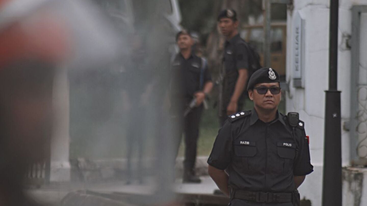 Un polic&iacute;a en Malasia