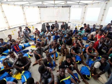 Varios inmigrantes rescatados abordo del barco de rescate Aquarius Varios inmigrantes rescatados abordo del barco de rescate Aquarius