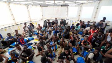 Varios inmigrantes rescatados abordo del barco de rescate Aquarius