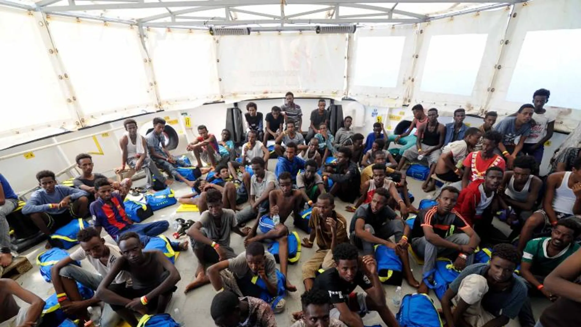 Varios inmigrantes rescatados abordo del barco de rescate Aquarius