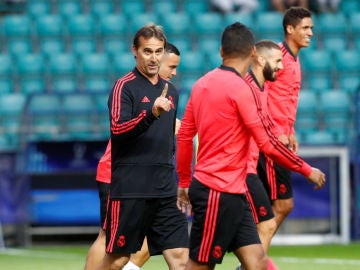 Lopetegui bromea con Casemiro durante el entrenamiento del Real Madrid Lopetegui bromea con Casemiro durante el entrenamiento del Real Madrid