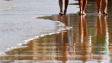 Imagen de archivo de gente caminando por la playa