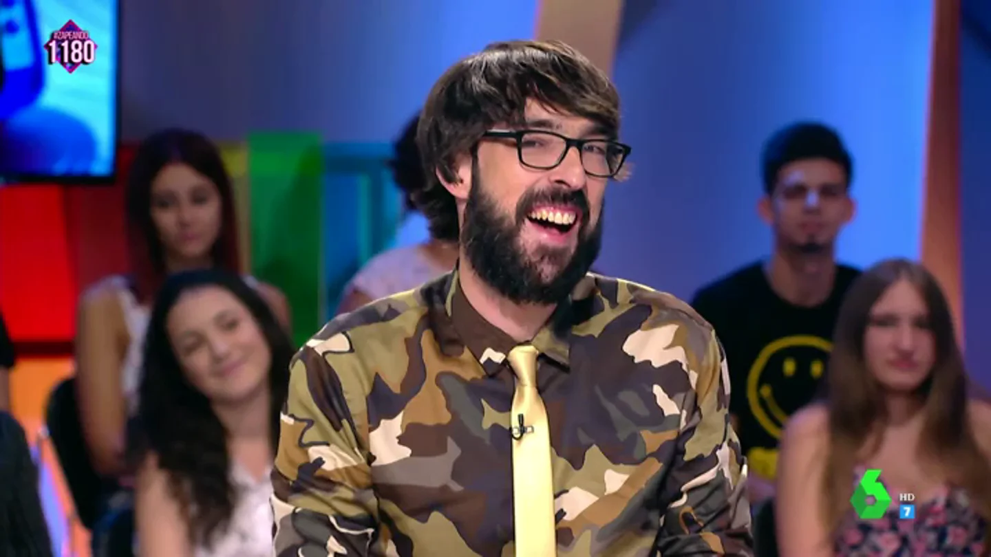 La camisa de Quique Peinado que desata las bromas en Zapeando: "Yo tengo unos gallumbos iguales" La camisa de Quique Peinado que desata las bromas en Zapeando: "Yo tengo unos gallumbos iguales"