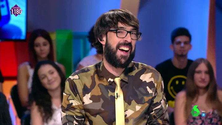 La camisa de Quique Peinado que desata las bromas en Zapeando: "Yo tengo unos gallumbos iguales" La camisa de Quique Peinado que desata las bromas en Zapeando: "Yo tengo unos gallumbos iguales"