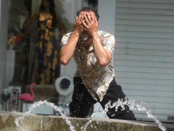 Un hombre intenta refrescarse en una fuente de Córdoba, en una jornada marcada por la ola de calor Un hombre intenta refrescarse en una fuente de Córdoba, en una jornada marcada por la ola de calor