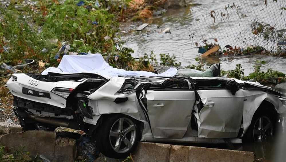 Un coche aplastado tras derrumbarse el puente Morandi de Génova