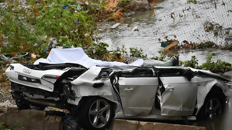 Un coche aplastado tras derrumbarse el puente Morandi de Génova