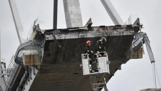 Los servicios de emergencias trabajan en el viaducto derrumbado en Génova Los servicios de emergencias trabajan en el viaducto derrumbado en Génova