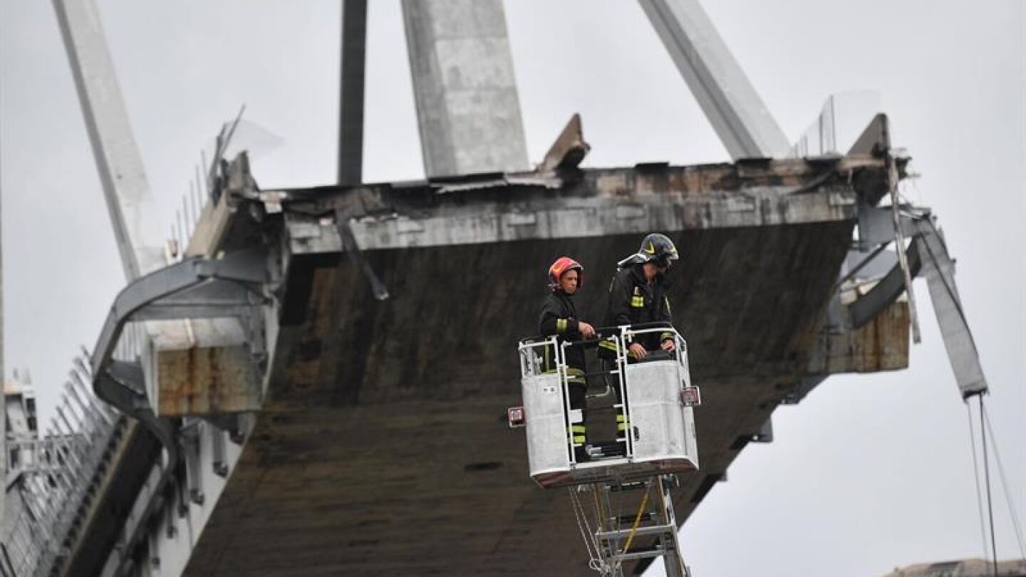 Los servicios de emergencias trabajan en el viaducto derrumbado en G&eacute;nova
