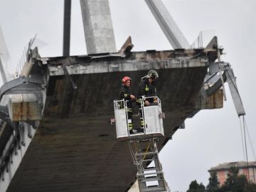 Los servicios de emergencias trabajan en el viaducto derrumbado en Génova Los servicios de emergencias trabajan en el viaducto derrumbado en Génova