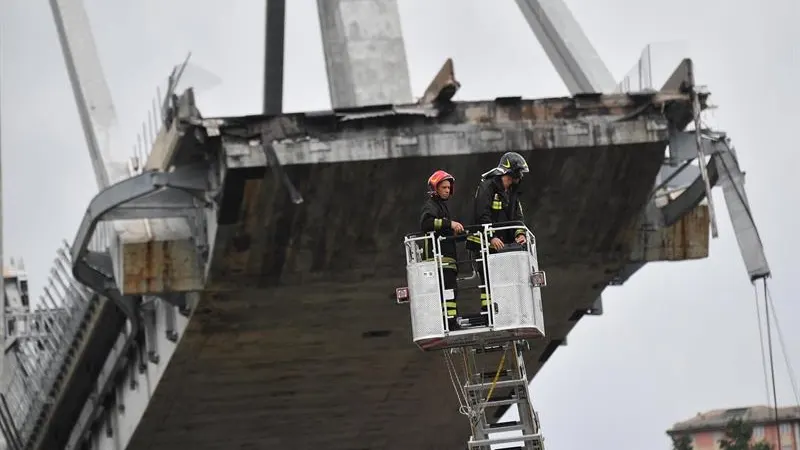 Los servicios de emergencias trabajan en el viaducto derrumbado en Génova