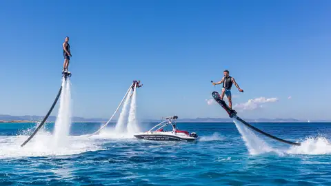 Flyboarding Los deportes acuáticos más curiosos y dónde practicarlos