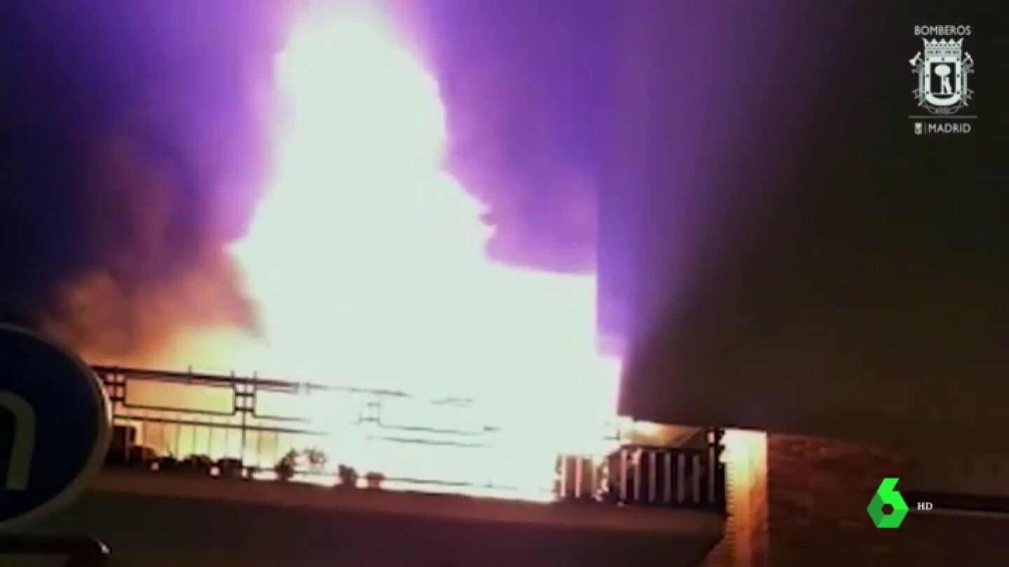 En la imagen como qued&oacute; el edificio tras que un hombre se quemar&aacute; a lo bonzo