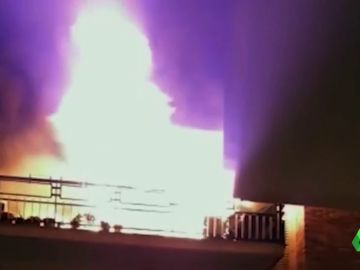 En la imagen como quedó el edificio tras que un hombre se quemará a lo bonzo En la imagen como quedó el edificio tras que un hombre se quemará a lo bonzo