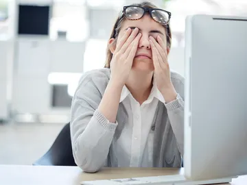 Mujer frotándose los ojos Mujer frotándose los ojos