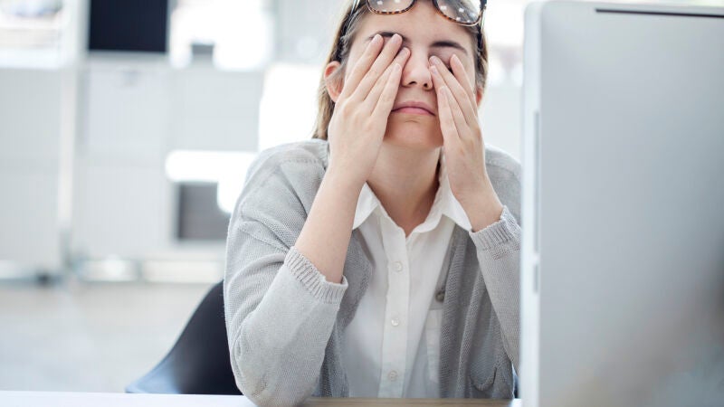 Por qué no deberías frotarte los ojos nunca más