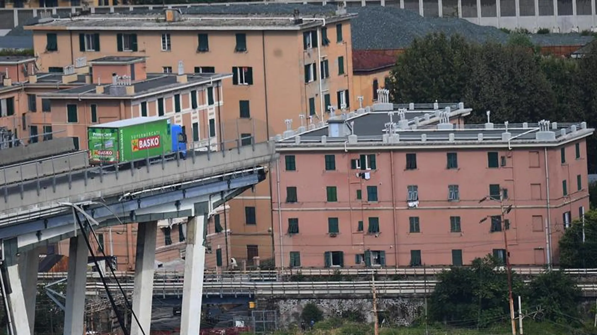 Estado del puente Morandi tras su derrumbe parcial