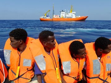 Migrantes rescatados antes de ser trasladados al Aquarius Migrantes rescatados antes de ser trasladados al Aquarius