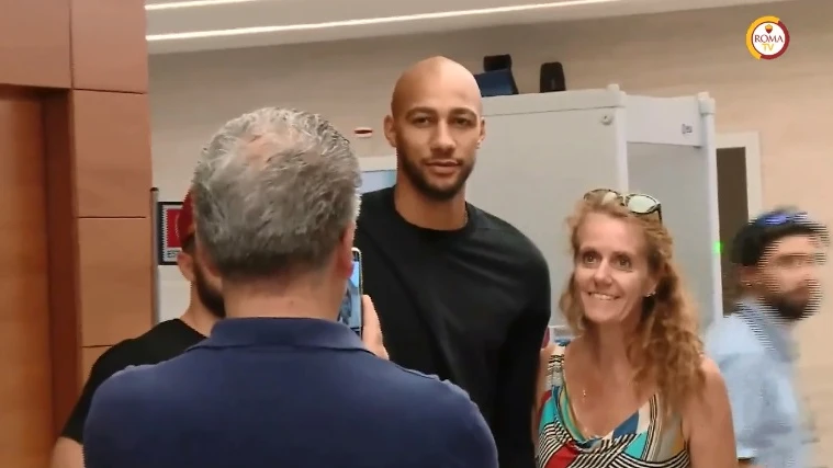 N'Zonzi, en el aeropuerto de Roma