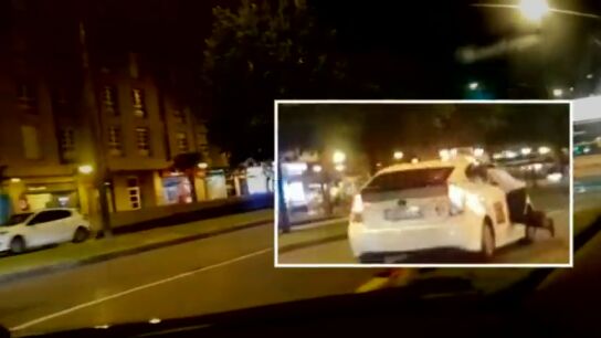 Un taxista lleva a un cliente a una comisar&iacute;a de Gij&oacute;n colgado de la ventanilla tras discutir por el precio