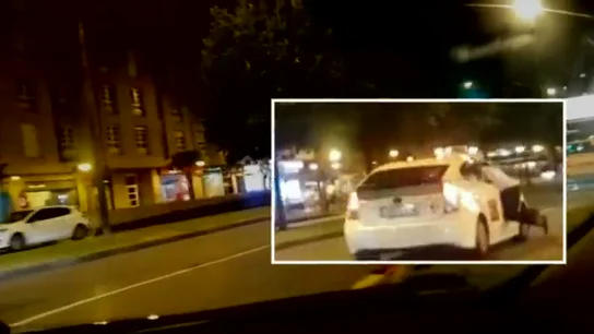 Un taxista lleva a un cliente a una comisaría de Gijón colgado de la ventanilla tras discutir por el precio Un taxista lleva a un cliente a una comisaría de Gijón colgado de la ventanilla tras discutir por el precio