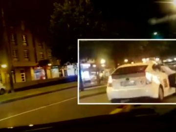 Un taxista lleva a un cliente a una comisaría de Gijón colgado de la ventanilla tras discutir por el precio Un taxista lleva a un cliente a una comisaría de Gijón colgado de la ventanilla tras discutir por el precio