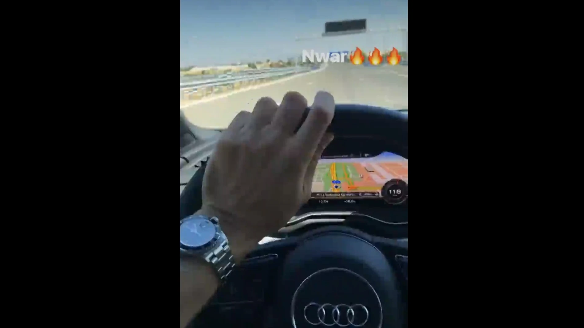 Benzema se graba al volante