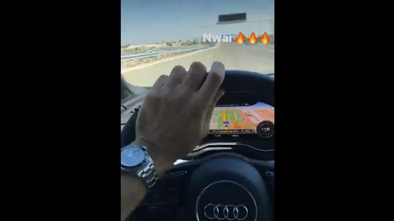 Benzema se graba al volante