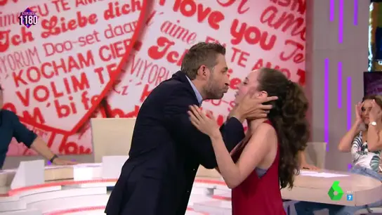 El beso de Frank Blanco a una espectadora El beso de Frank Blanco a una espectadora