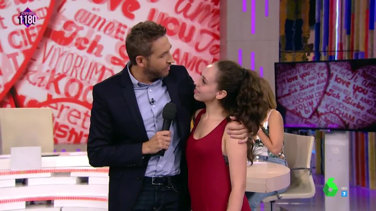 La reacci&oacute;n de la chica tras el beso de Frank Blanco