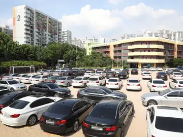Vista de decenas de vehículos BMW permanecen aparcados en el patio de un colegio en Seúl Vista de decenas de vehículos BMW permanecen aparcados en el patio de un colegio en Seúl