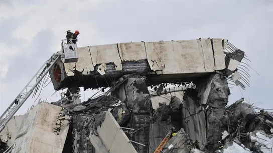 Miembros de los servicios de rescate trabajan en la búsqueda de víctimas tras el derrumbe de un puente en Génova (Italia) Miembros de los servicios de rescate trabajan en la búsqueda de víctimas tras el derrumbe de un puente en Génova (Italia)