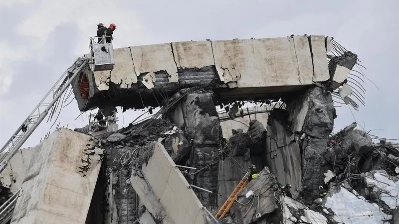 Miembros de los servicios de rescate trabajan en la búsqueda de víctimas tras el derrumbe de un puente en Génova (Italia)