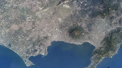 Volcán escondido El volcán escondido de Nápoles que es más peligroso que el Vesubio