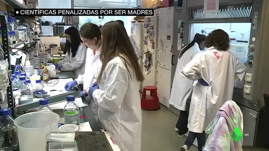 Las científicas españolas denuncian que son penalizadas si tienen hijos: "Tenemos dos opciones: no ser madre o retrasar la maternidad muchísimo" Las científicas españolas denuncian que son penalizadas si tienen hijos: "Tenemos dos opciones: no ser madre o retrasar la maternidad muchísimo"