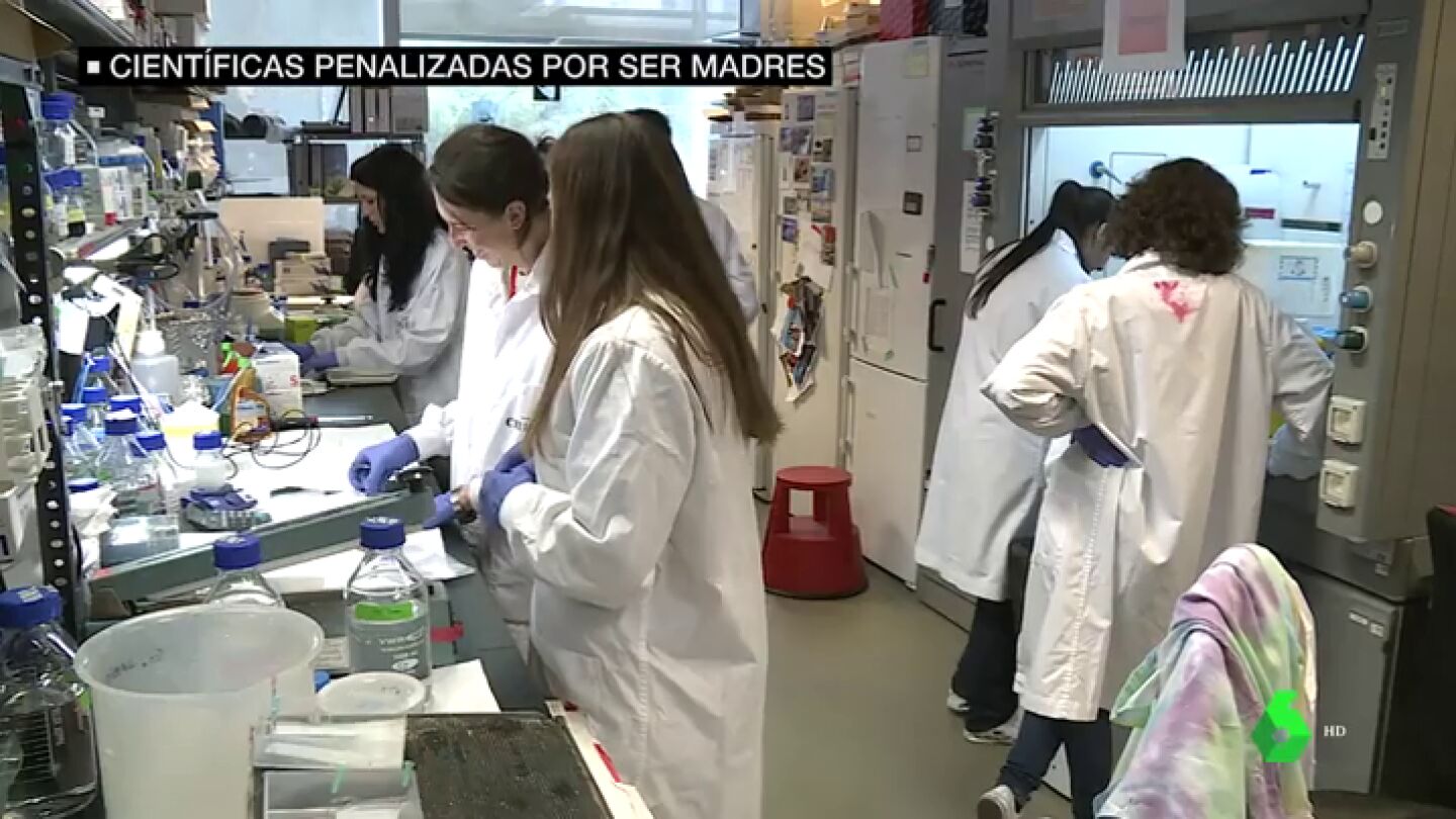 Las cient&iacute;ficas espa&ntilde;olas denuncian que son penalizadas si tienen hijos: "Tenemos dos opciones: no ser madre o retrasar la maternidad much&iacute;simo"
