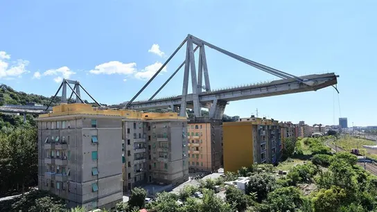 Una de las secciones de un puente que aún se mantienen en pie Una de las secciones de un puente que aún se mantienen en pie