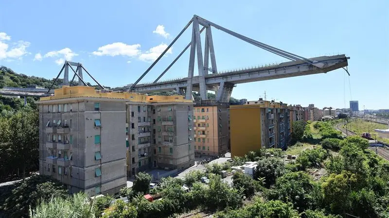 Una de las secciones de un puente que aún se mantienen en pie