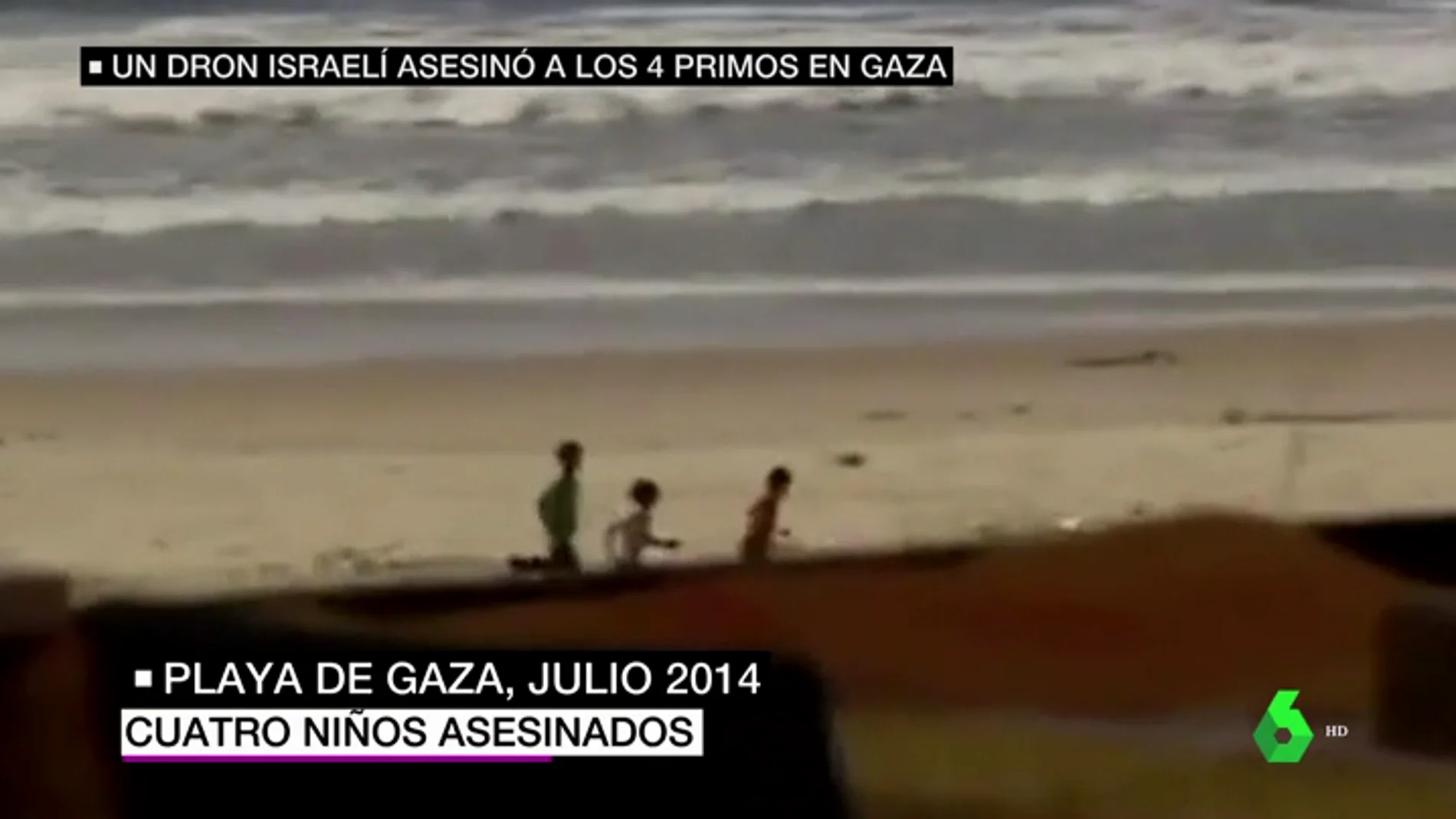 Tres niños corren en la playa de Gaza tras un ataque del ejército israelí