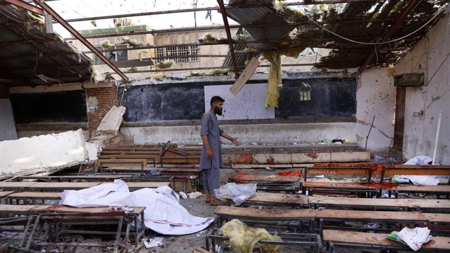 Un hombre inspecciona el lugar en el que se ha producido un atentado suicida en Kabul