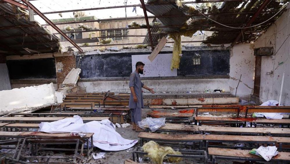 Un hombre inspecciona el lugar en el que se ha producido un atentado suicida en Kabul