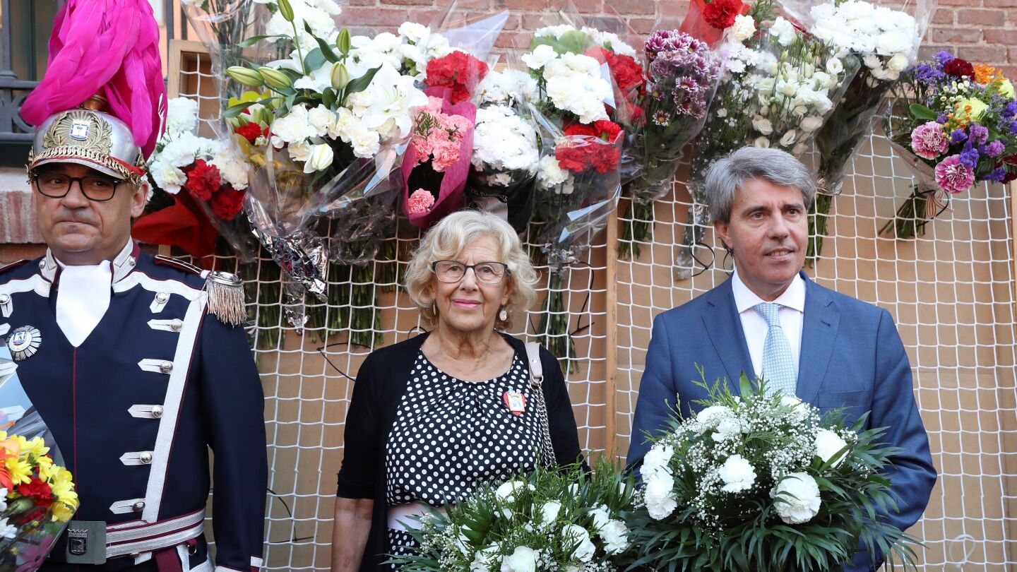Manuela Carmena y &Aacute;ngel Garrido asisten a los actos con motivo de las fiestas de la Virgen de la Paloma.