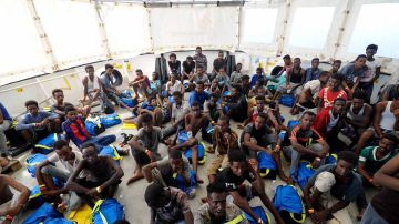 Varios inmigrantes rescatados abordo del barco de rescate Aquarius en el Mediterráneo 